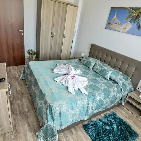Apartment Party Mamaia